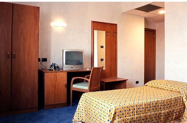 Hotel Italia Карманьйола Номер фото