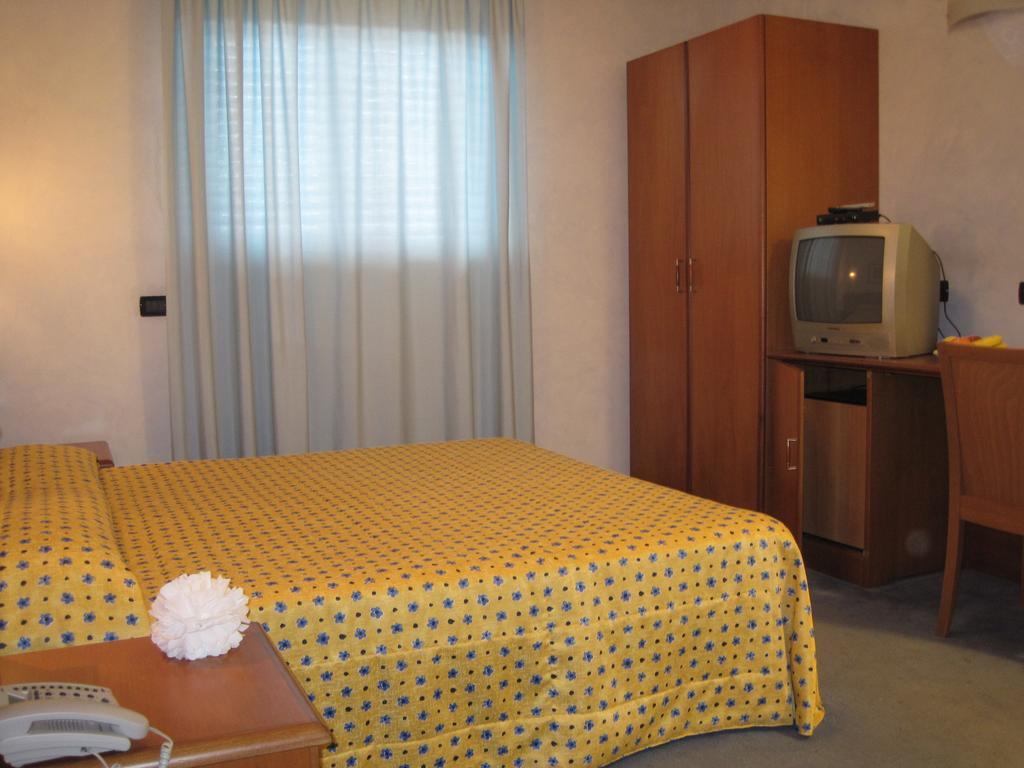 Hotel Italia Карманьйола Номер фото
