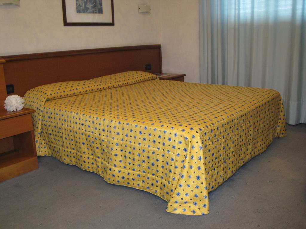 Hotel Italia Карманьйола Номер фото