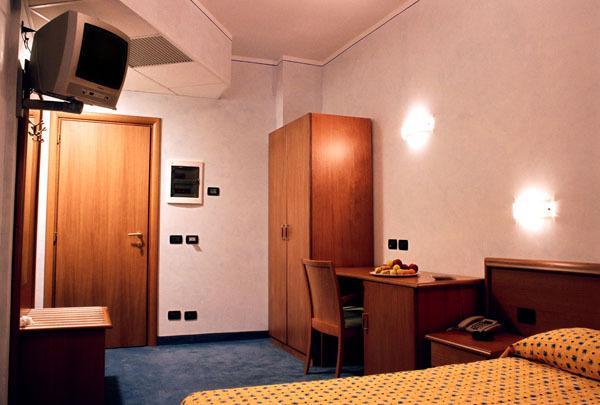 Hotel Italia Карманьйола Номер фото