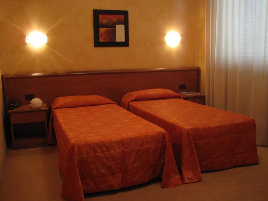 Hotel Italia Карманьйола Номер фото